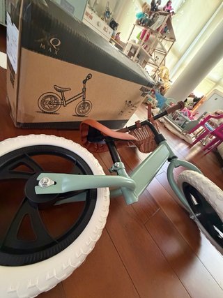 Bicicleta infantil sin pedales + cesta de regalo