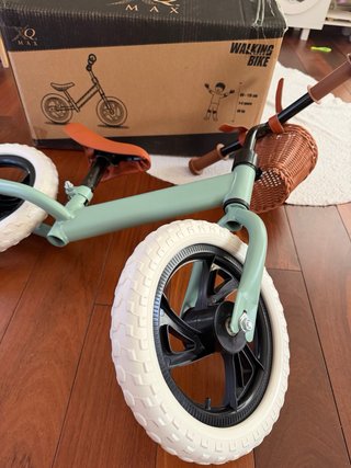 Bicicleta infantil sin pedales + cesta de regalo