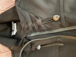 Cazadora corta negra entretiempo