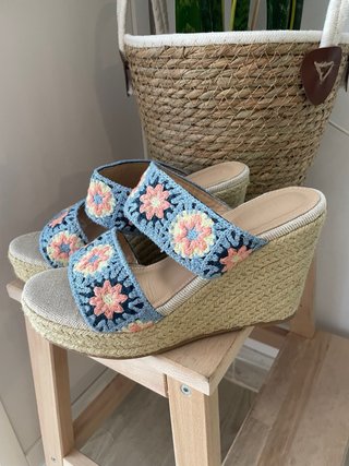 Cuñas de esparto con flores talla 39