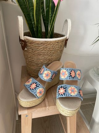 Cuñas de esparto con flores talla 39