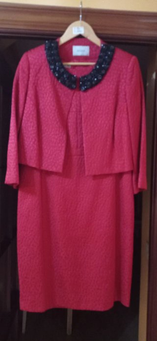 Conjunto de chaqueta y vestido rojo