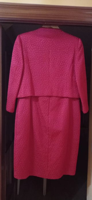 Conjunto de chaqueta y vestido rojo