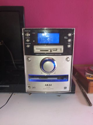 Mini cadena Akai GX-5550 no tiene tapa de CD