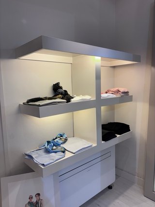 Estantería expositora lacada para tienda
