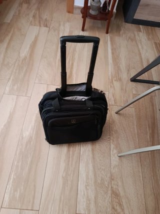 Equipaje de mano tipo trolley.