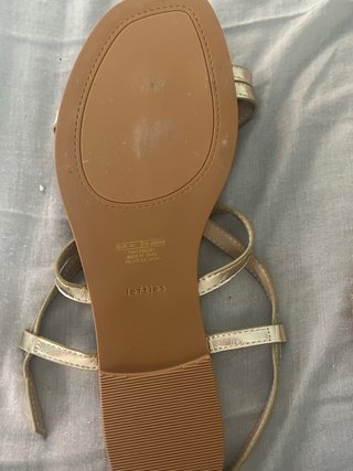 Sandalias doradas planas con tiras