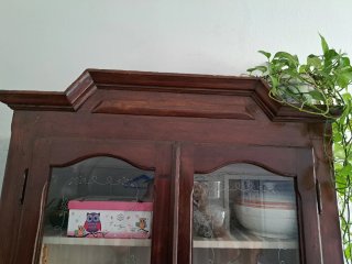Credenza con vetrina in legno e vetro