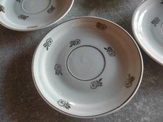 5 platillos de porcelana con hojas doradas