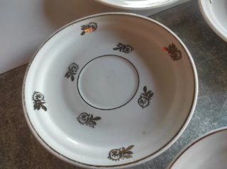 5 platillos de porcelana con hojas doradas