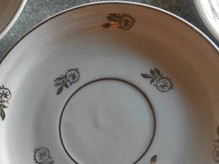 5 platillos de porcelana con hojas doradas
