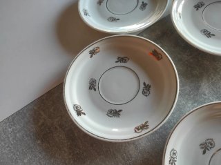 5 platillos de porcelana con hojas doradas