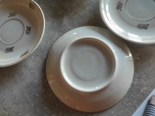 5 platillos de porcelana con hojas doradas