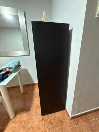 Armario de madera con espejo