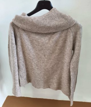 Jersey lana fina cuello vuelto beige