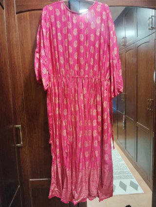 Vestido Boho Rosa con Estampado Dorado