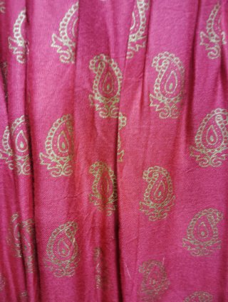 Vestido Boho Rosa con Estampado Dorado