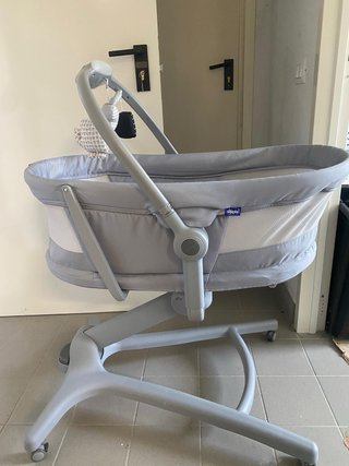 Culla Chicco grigia con accessorio.