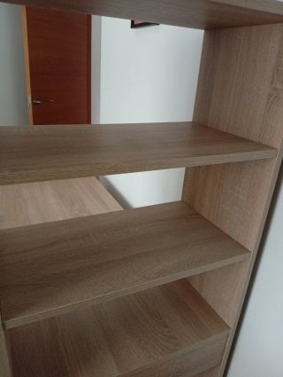 Escritorio de madera con estantería