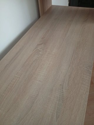 Escritorio de madera con estantería