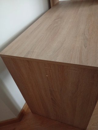 Escritorio de madera con estantería