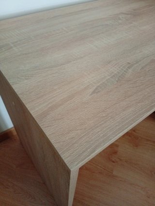 Escritorio de madera con estantería
