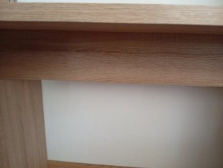 Escritorio de madera con estantería