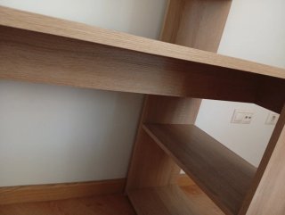 Escritorio de madera con estantería