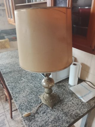 Lámpara de mesa bronce y madera