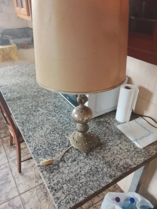 Lámpara de mesa bronce y madera