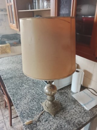 Lámpara de mesa bronce y madera
