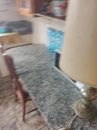 Lámpara de mesa bronce y madera