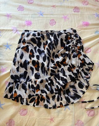Falda corta con estampado animal