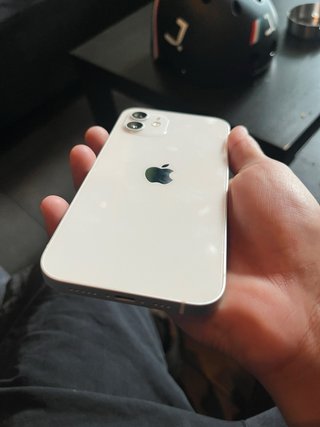 iPhone 12 blanco en buen estado 81% de bateria
