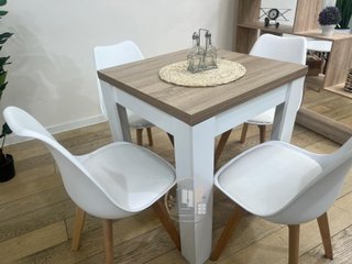 MESA EXTENSIBLE CON 4 SILLAS