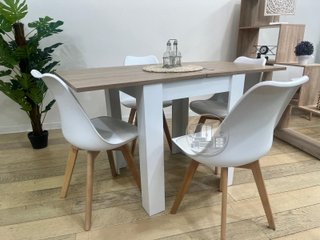 MESA EXTENSIBLE CON 4 SILLAS
