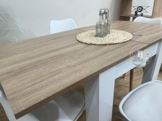 MESA EXTENSIBLE CON 4 SILLAS