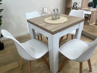 MESA EXTENSIBLE CON 4 SILLAS