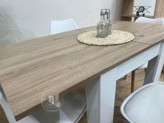MESA EXTENSIBLE CON 4 SILLAS