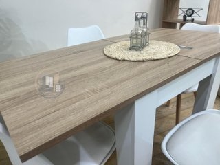 MESA EXTENSIBLE CON 4 SILLAS