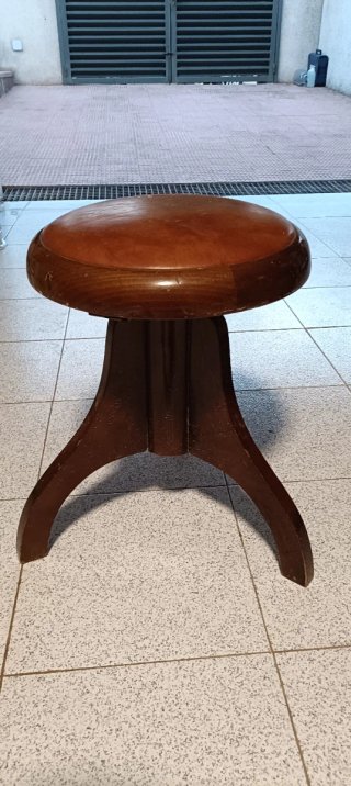 Taburete vintage de madera y cuero