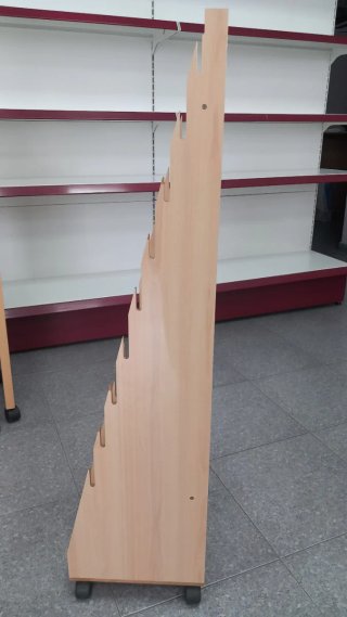 Expositor de madera con ruedas