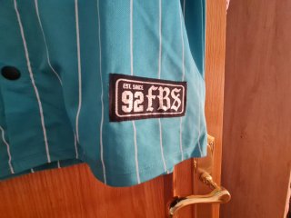 Camisa deportiva rayas blancas y negras