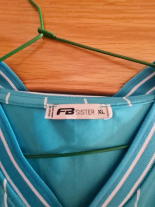 Camisa deportiva rayas blancas y negras