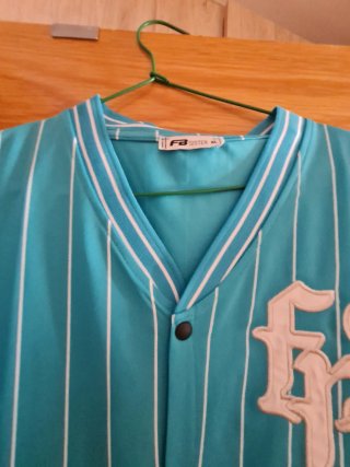 Camisa deportiva rayas blancas y negras