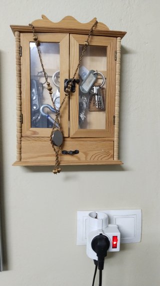 Armario de llaves de madera con puerta de cristal