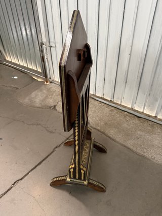 Mesita antigua de madera con nacar