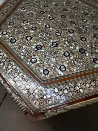 Mesita antigua de madera con nacar