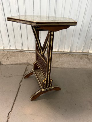 Mesita antigua de madera con nacar