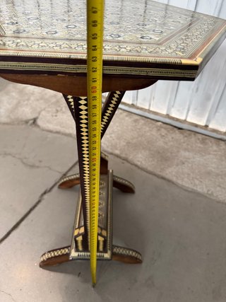 Mesita antigua de madera con nacar